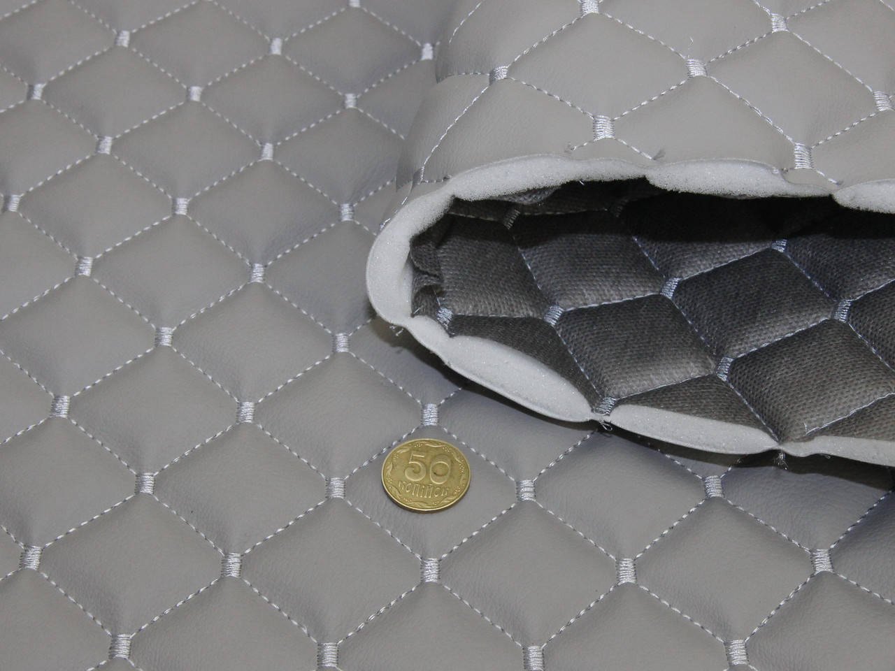 

Стеганый кожзам Maldive "Ромб серый" серой ниткой, на поролоне 7мм и флизелин, шир.1,35м Турция