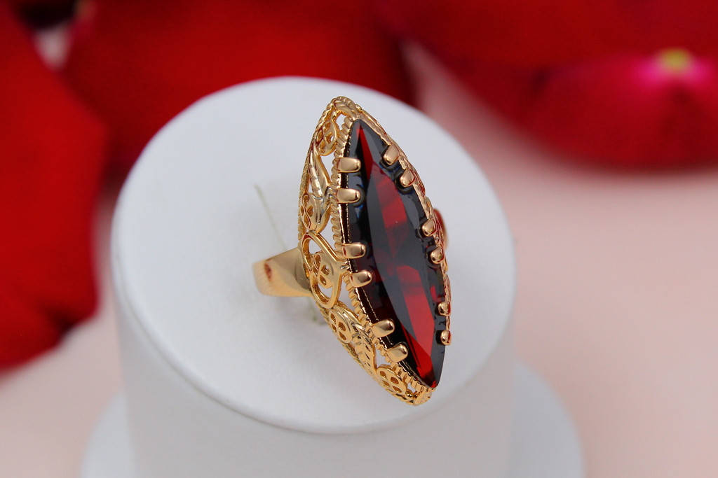 

Кольцо Xuping Jewelry Маркиз с красным камнем р 20 золотистое