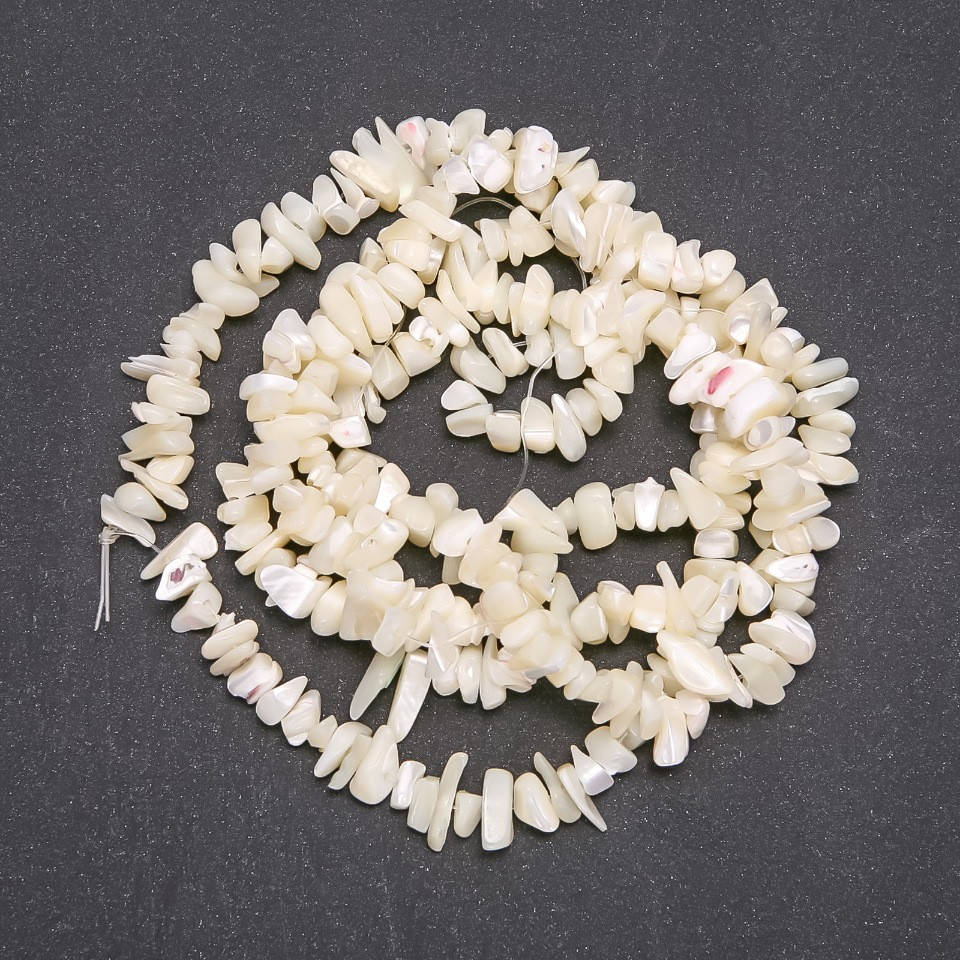 

Бусины из натурального перламутра молочно белого на нитке крошка, диаметр 7-8мм, длина 85см