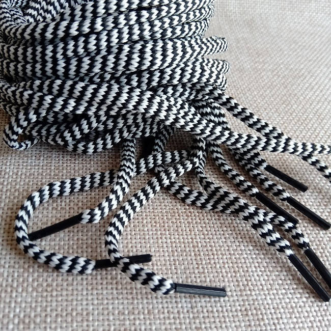 

Шнурок круглый 3 мм., 100 см., бело-черный "тельняшка" с наполнителем ПП.