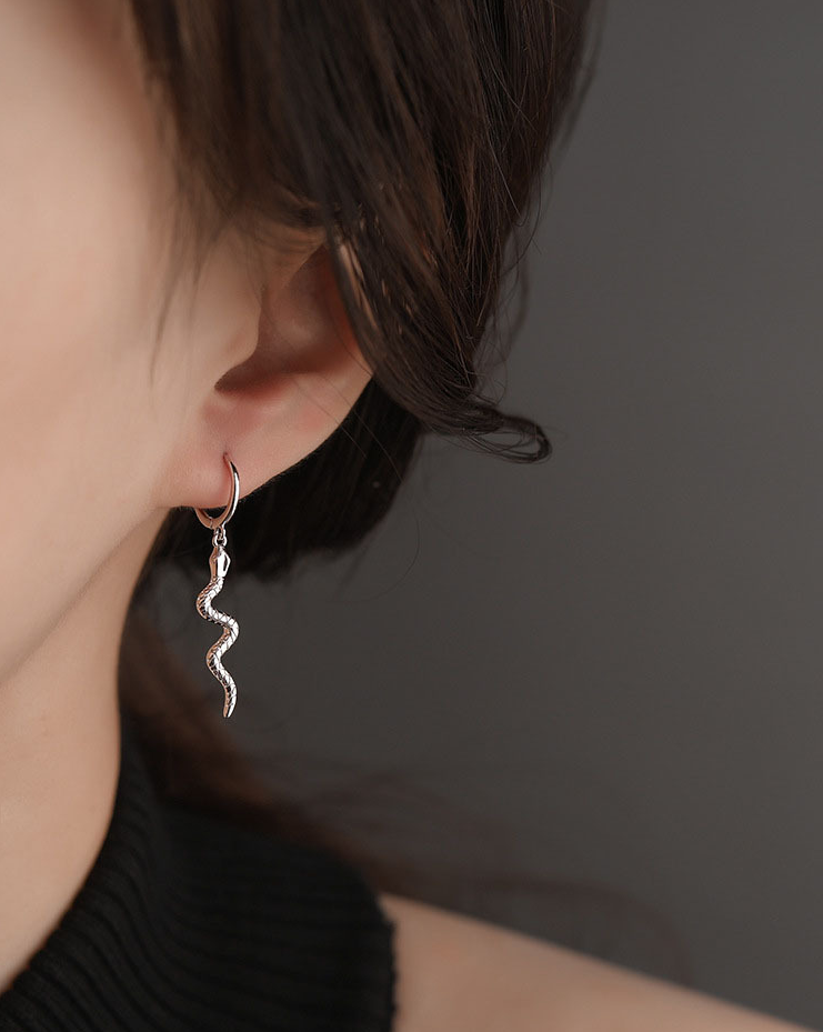 

Серьги-кольца Змейки, стильные длинные сережки со змеей, серебряное покрытие 925 пробы