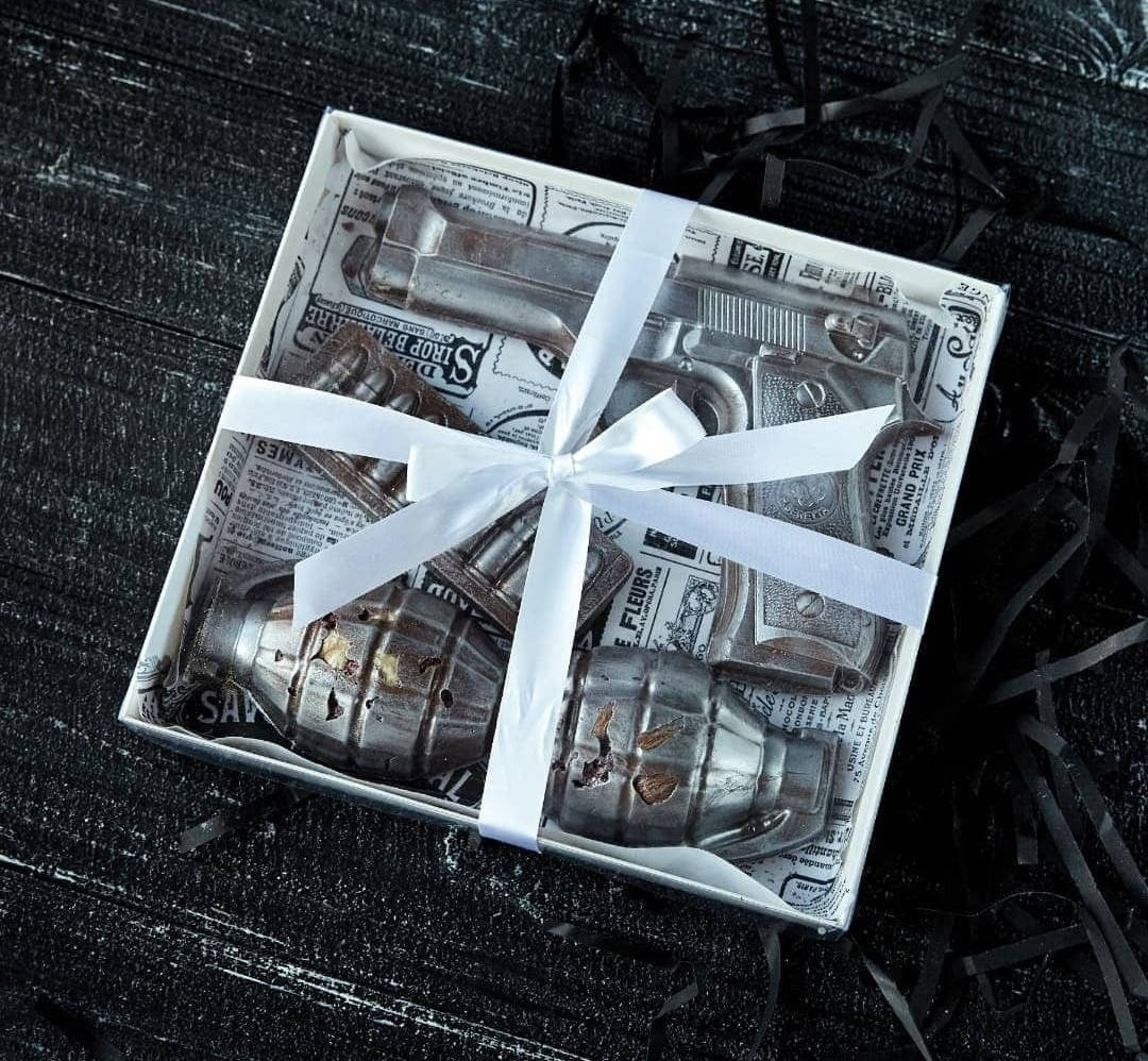 

Шоколадный набор с пистолетом и гранатами