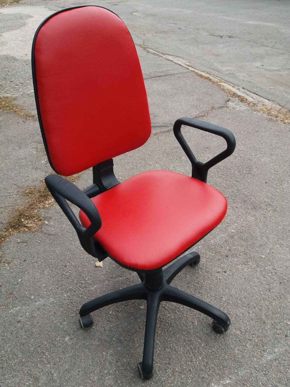 

Кресло офисное б/у. Кож.зам Цвет:красный