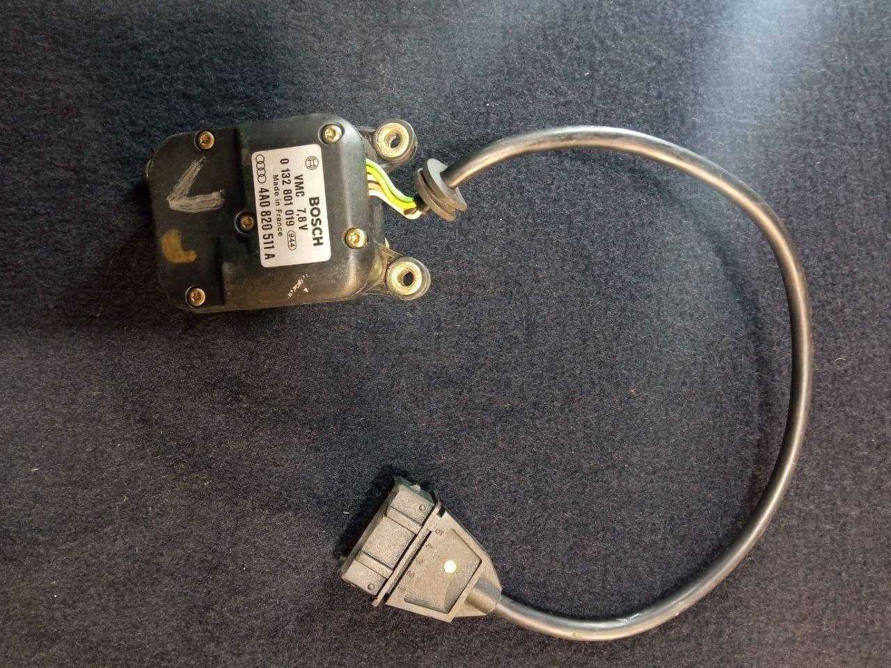 

Моторчик заслонки печки Audi A6 C4 4A0820511A