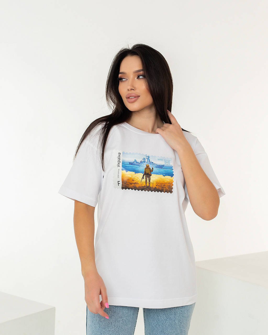 

Патріотична футболка білого кольору "Марка" від YuLiYa Chumachenkо