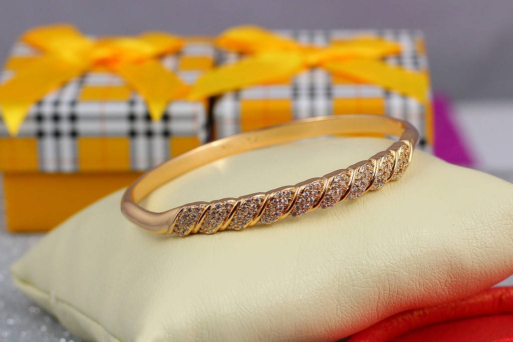 

Браслет бэнгл Xuping Jewelry диагональный узор 57 мм 9 мм на руку золотистый