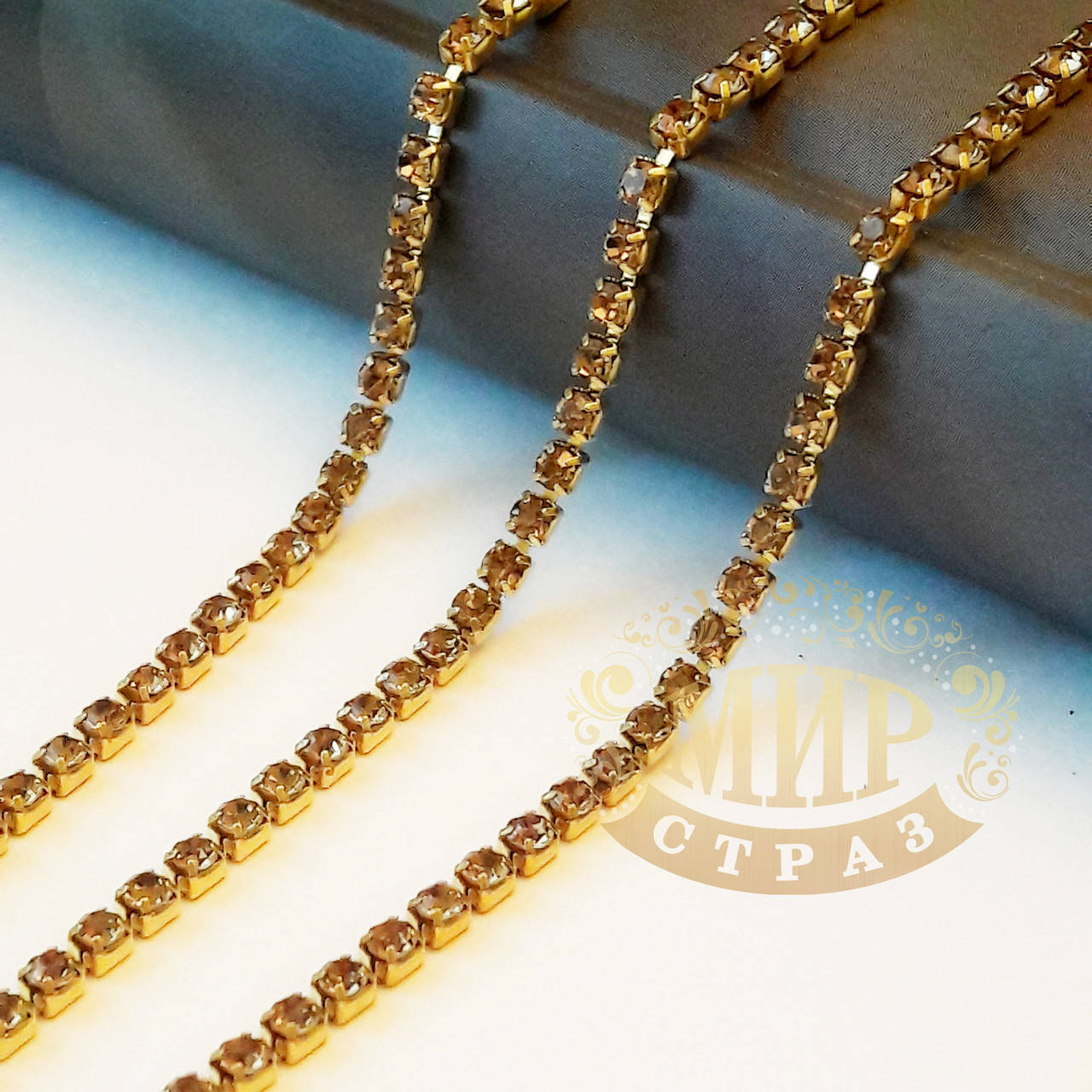 

Стразовая цепочка, цвет Lt.Topaz, ss10 (2,8mm), металл золото, 1м