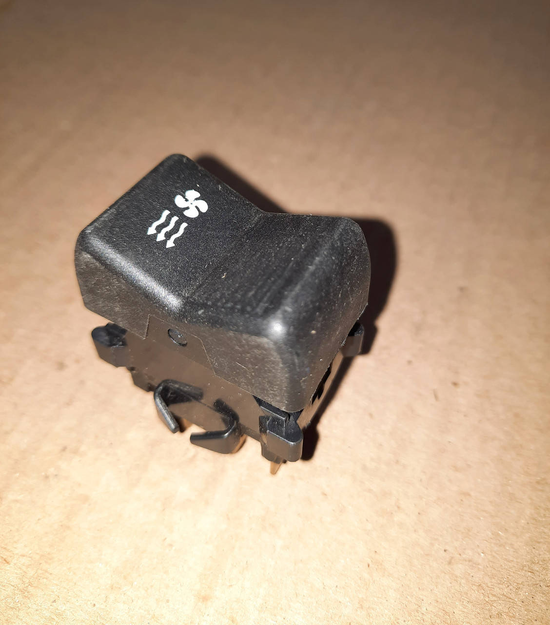 

Переключатель клавишный вентилятора отопителя ВАЗ ГАЗ