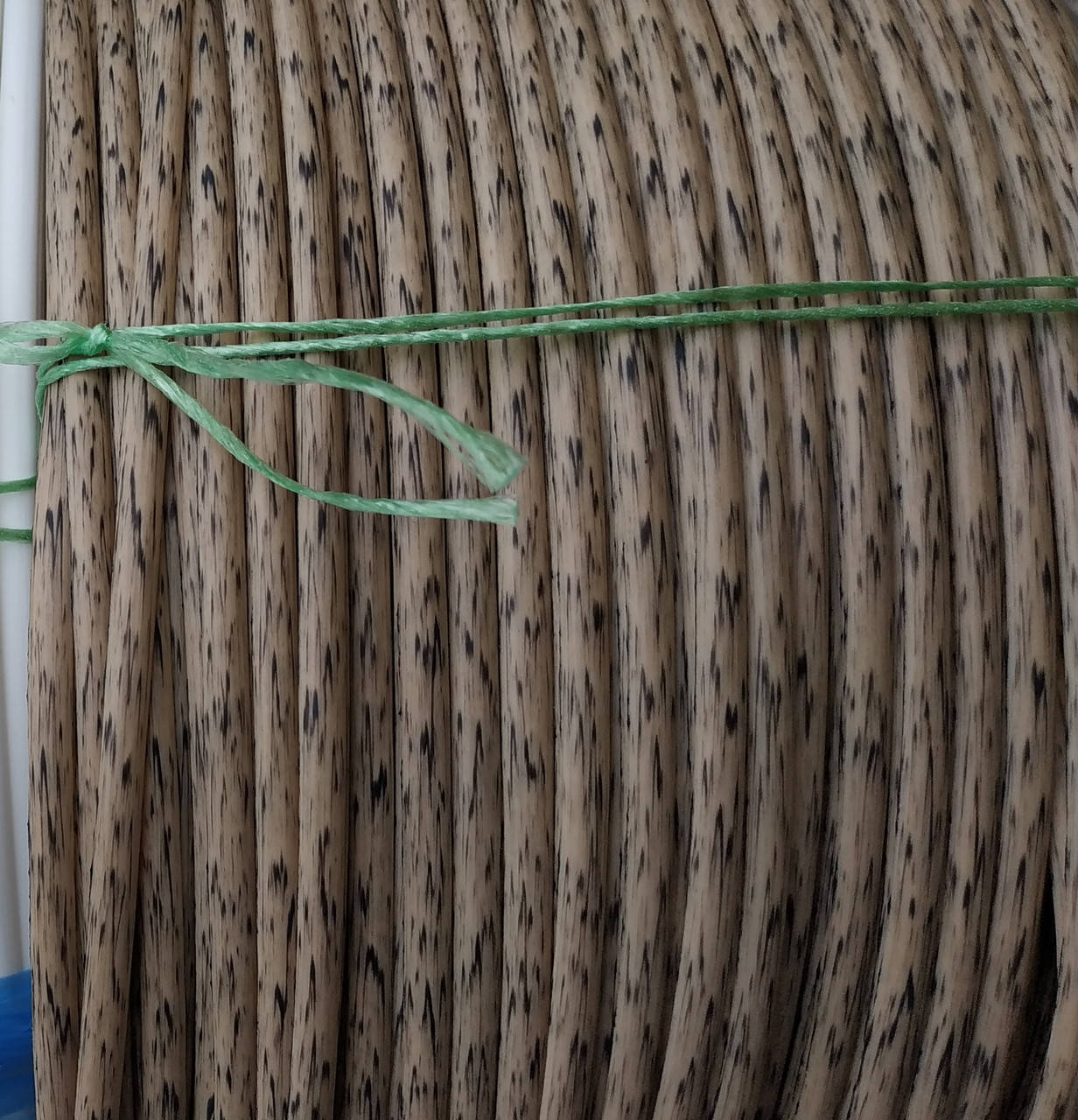 

Искусственный ротанг для плетения мебели, кашпо.Полумесяц7 мм. Продажа бухт по 5 кг..