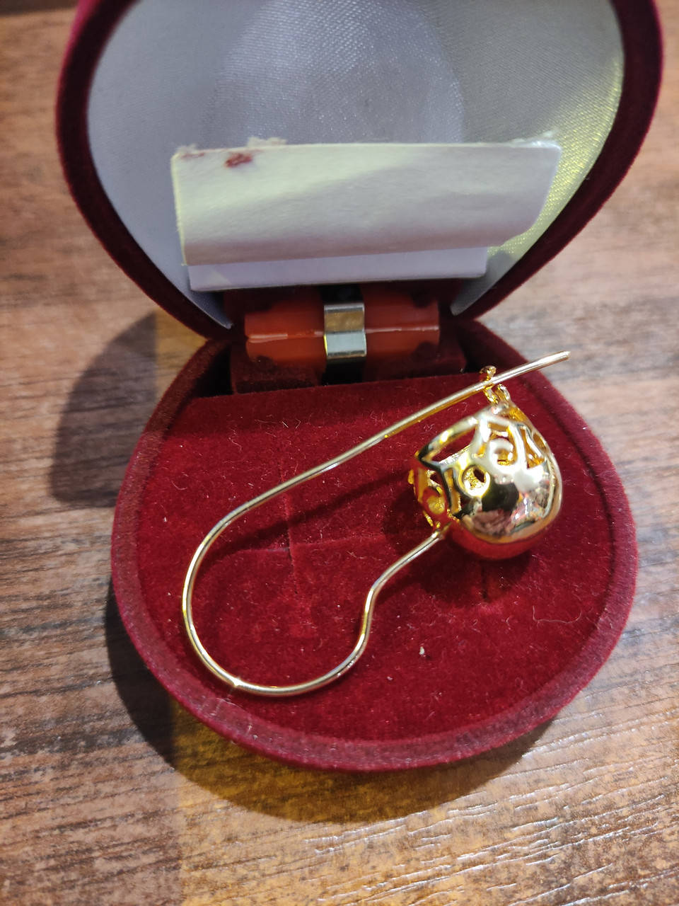 

Красивые серьги мед золото 145 гр длинна 4.5 см шарик 1.5 см