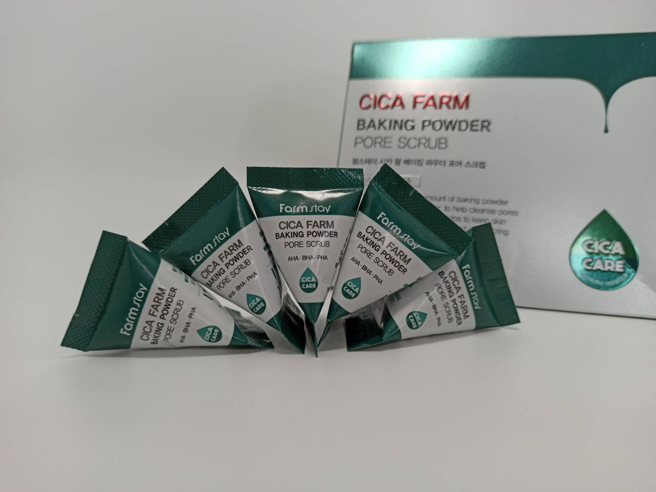 

Очищающий скраб с центеллой азиатской FarmStay Cica Farm Baking Powder Pore Scrub