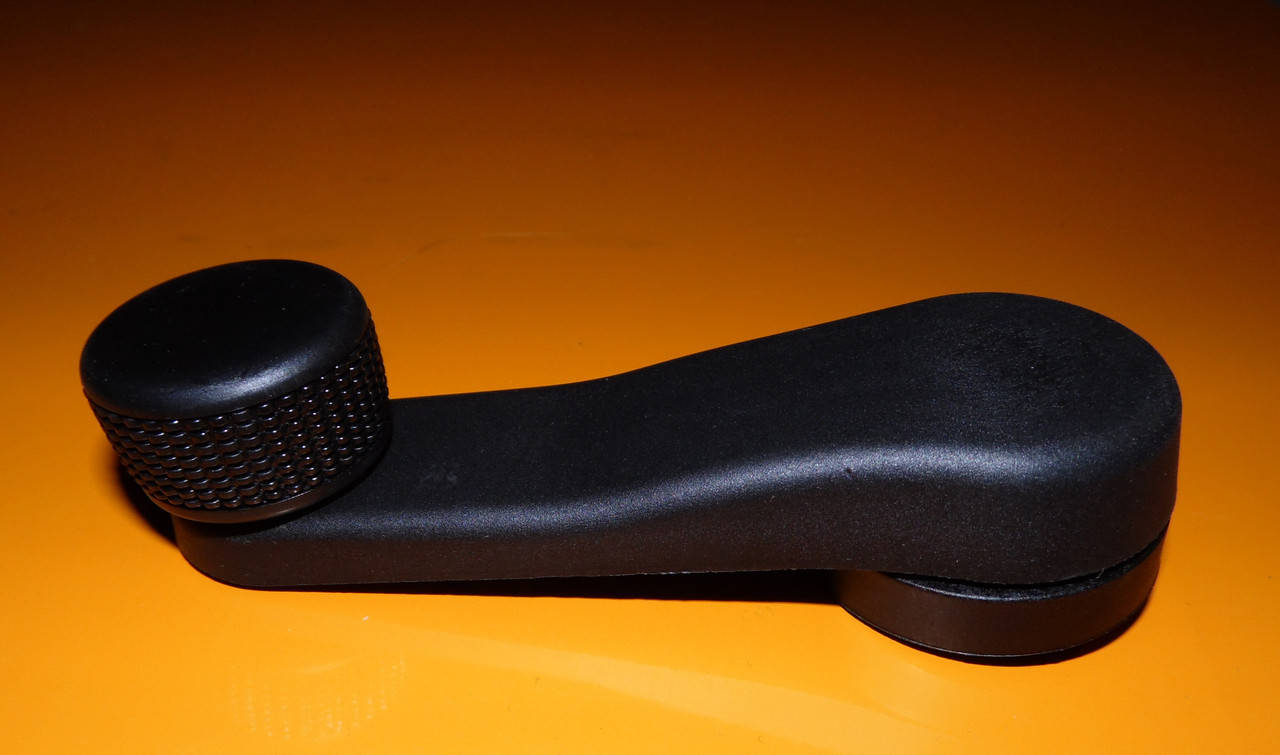 

Ручка стеклоподъемника на Пассат Б4 Гольф 3\4 Бора Шкода Фабия Октавия Поло Сеат Кордоба Ибица 1188301100