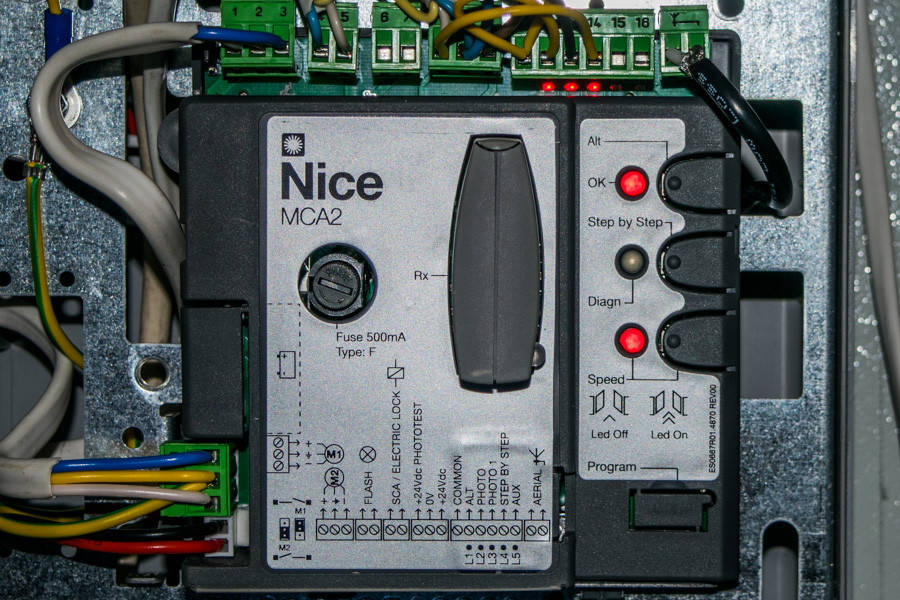 

Плата MCA2 блока Nice MC424 L для управления распашными воротами