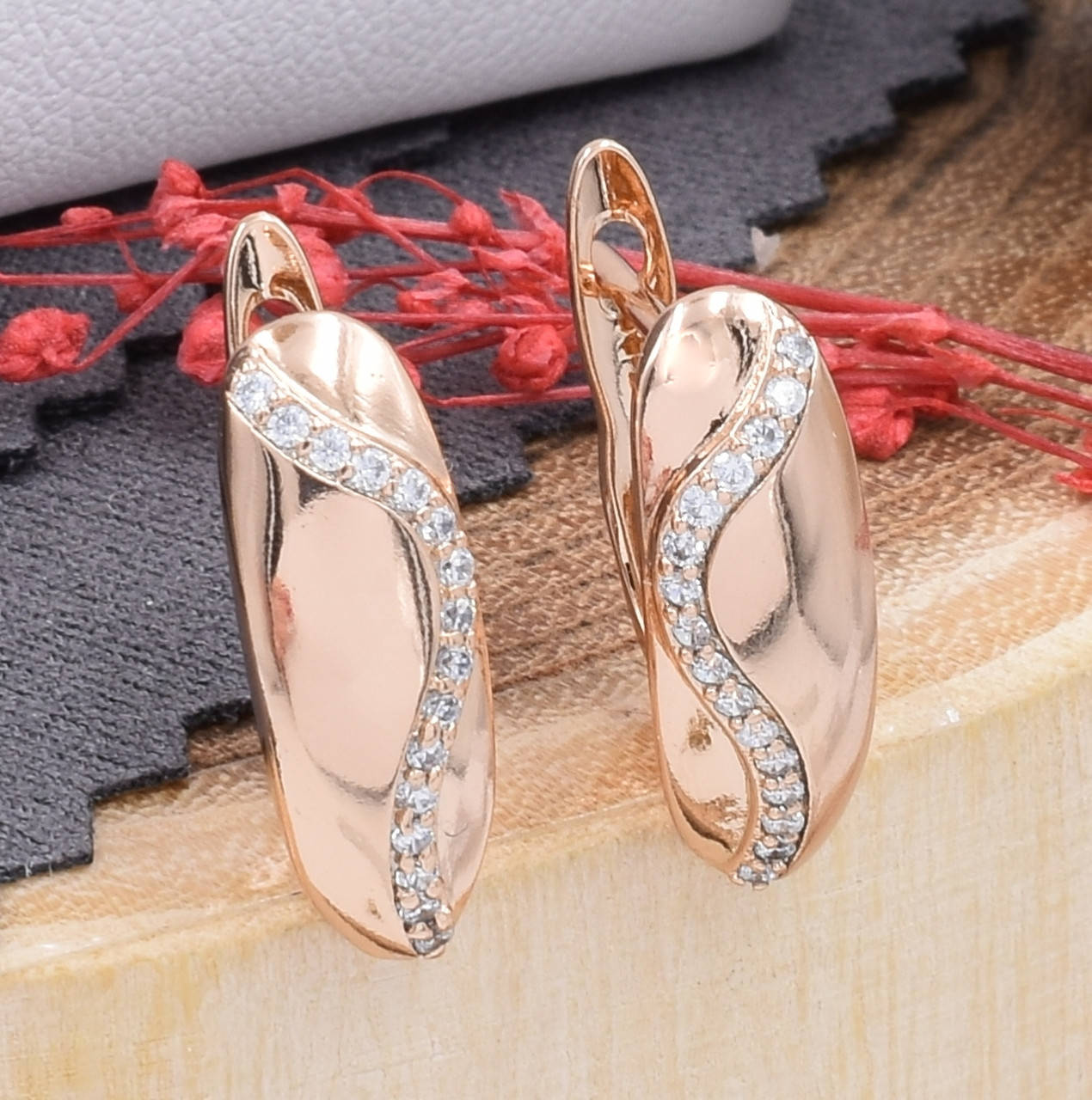 

Серьги Xuping 31231 размер 18х6 мм белые фианиты вес 2.5 г позолота 18К