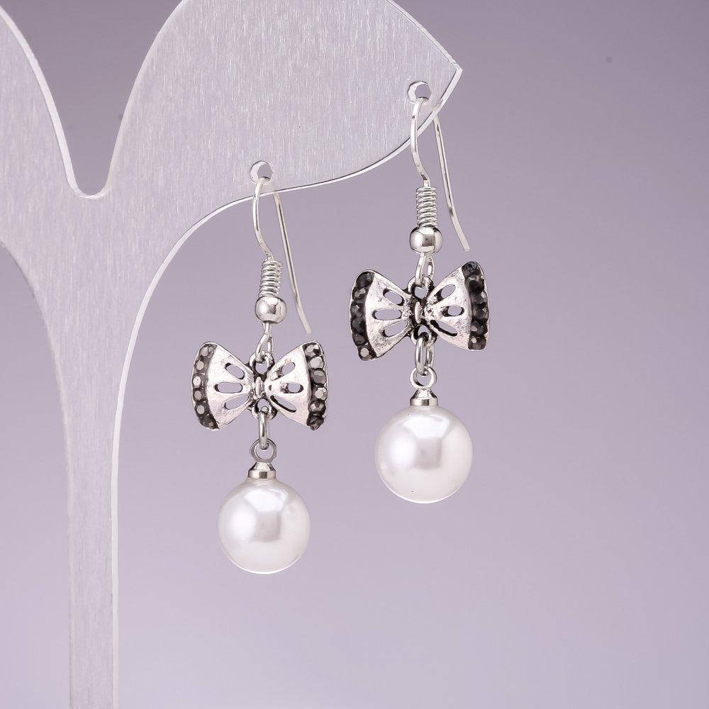 

Серьги подвески Бантик, с жемчугом (им) и стразами(металл под серебро)3,7*1,5см