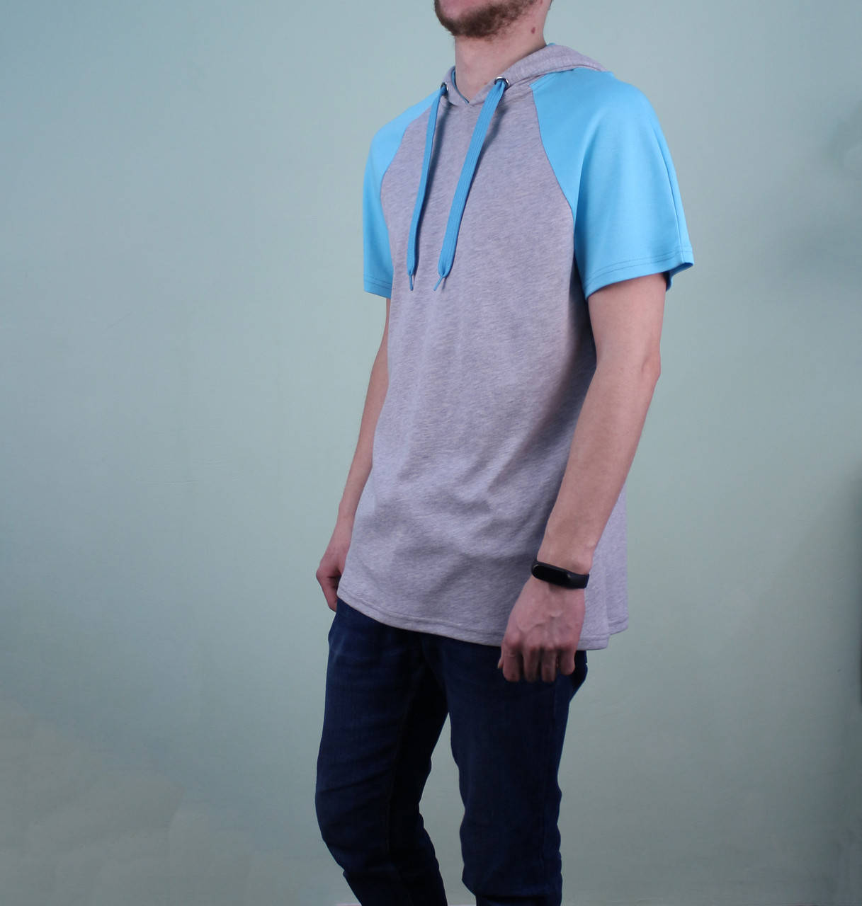 

Футболка с капюшоном серый меланж мужская, реглан рукав голубой