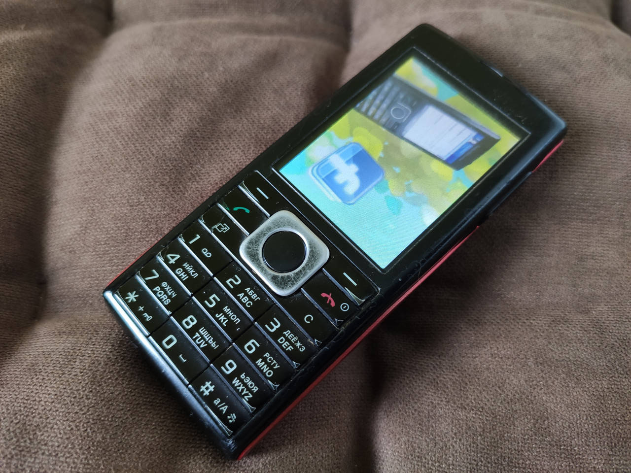

Мобильный телефон Sony Ericsson j108i б.у оригинал красный