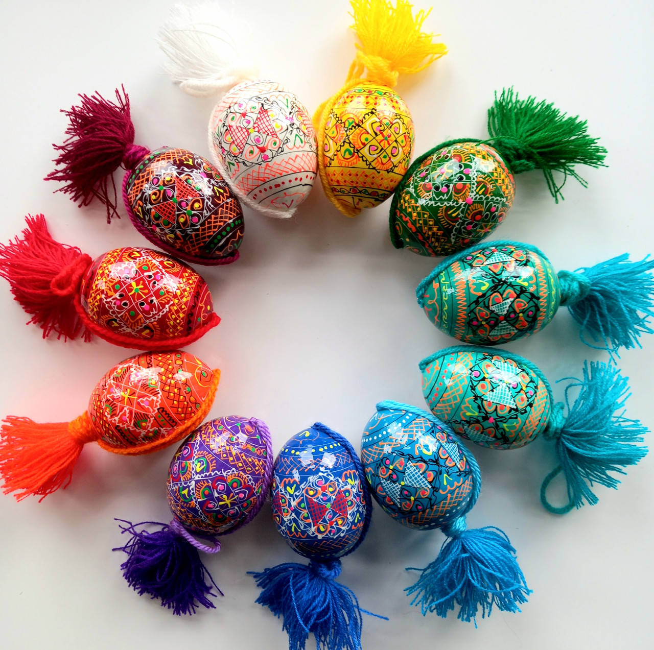 

Писанка с кистями на шнурке , роспись , дерево , 65*50 мм.