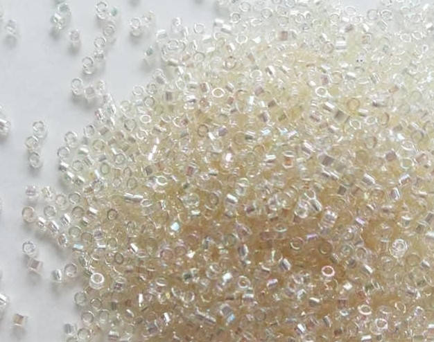 

Японський бісер Miyuki Delica 11/0 DB0109 - Cream Crystal AB