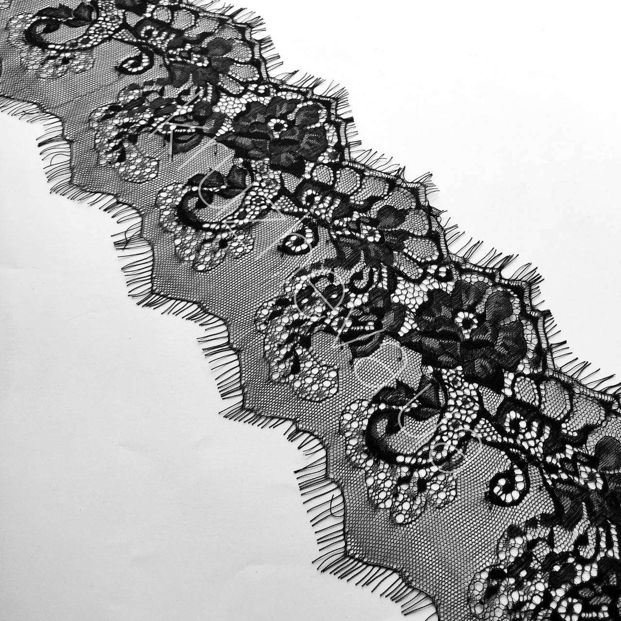 

Ажурное французское кружево шантильи (с ресничками) черного цвета шириной 15 см, длина купона 3.0 м., Черный