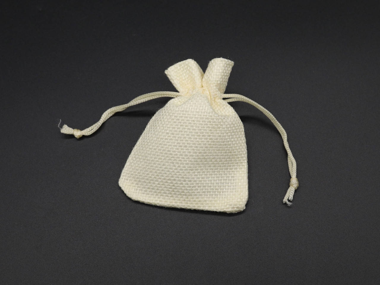 

Подарочный мешочек из мешковины на затяжках. Цвет "слоновая кость". 7х9см
