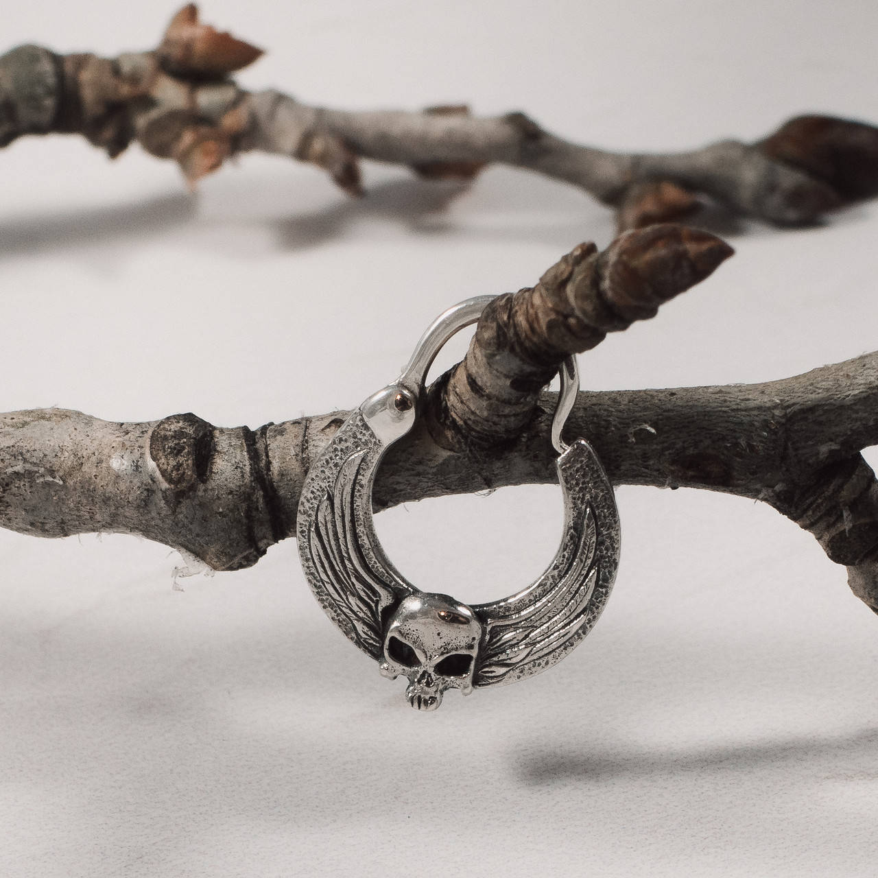 

Серьга мужская memento mori серебро