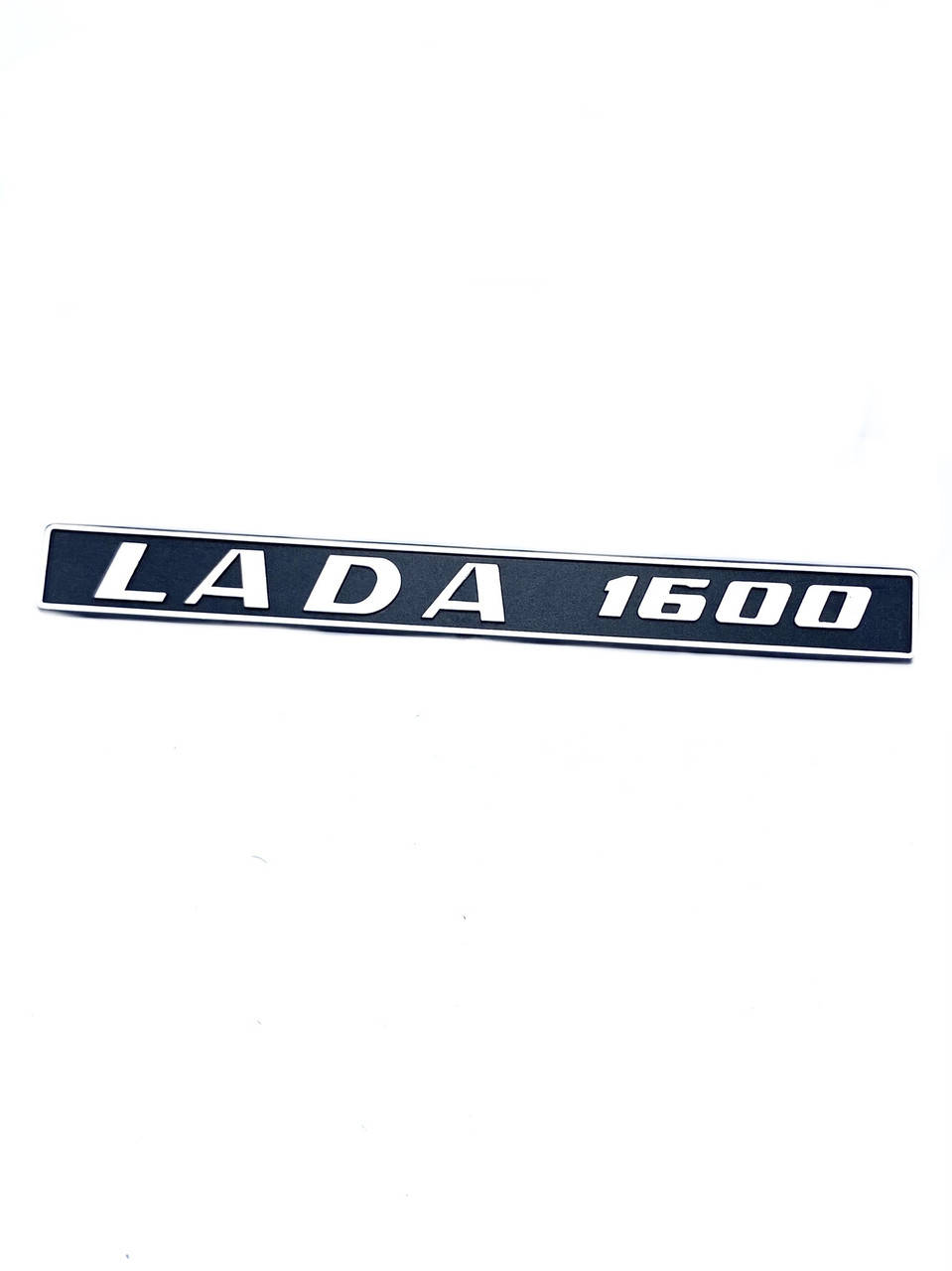 

Эмблема задняя орнамент ВАЗ 2105 2107 LADA 1600 длинная (2103-8212200)