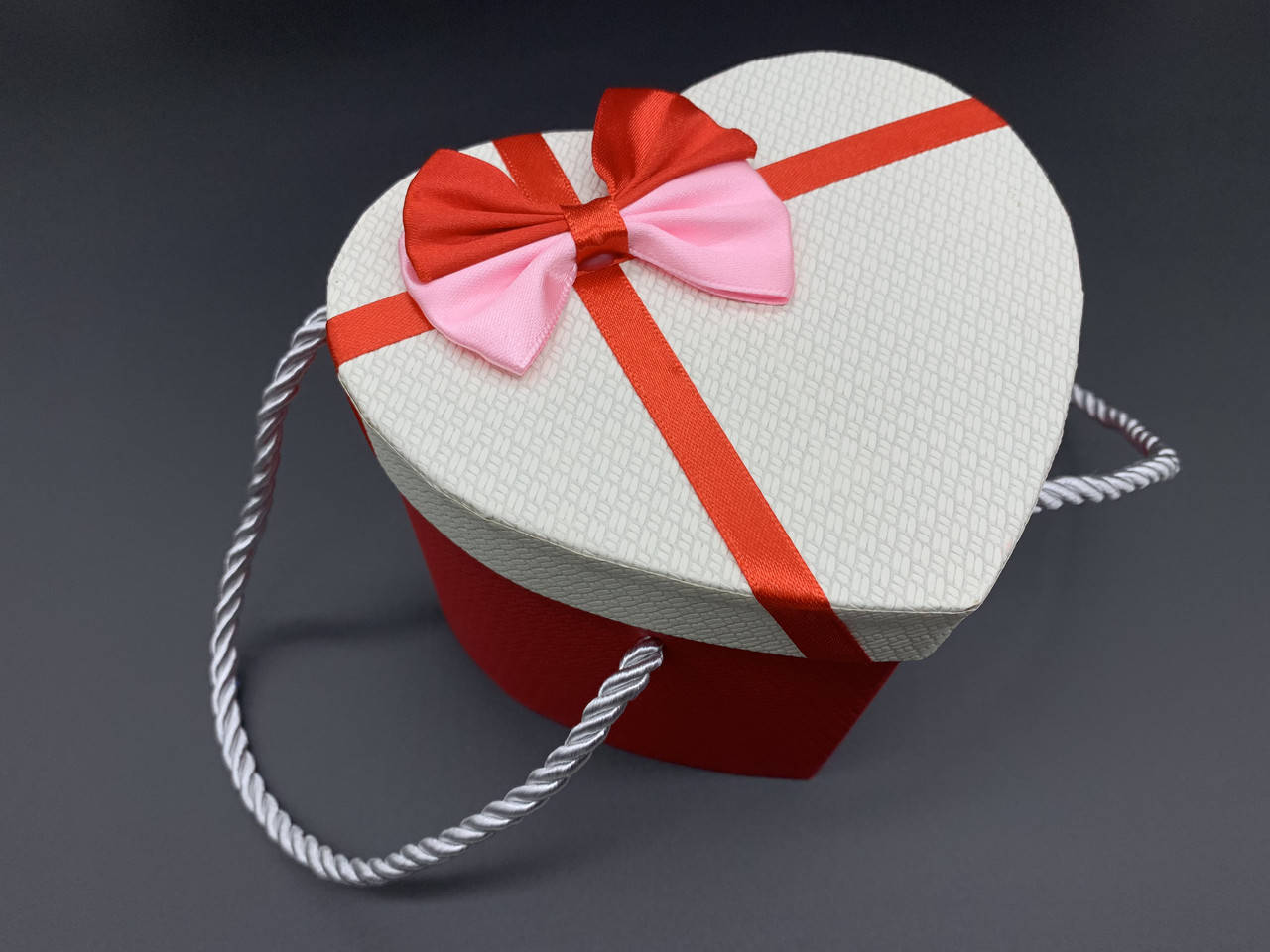 

Коробка подарочная, сердце с ручками и бантиком. Цвет бело-красный. 15х12х12см.