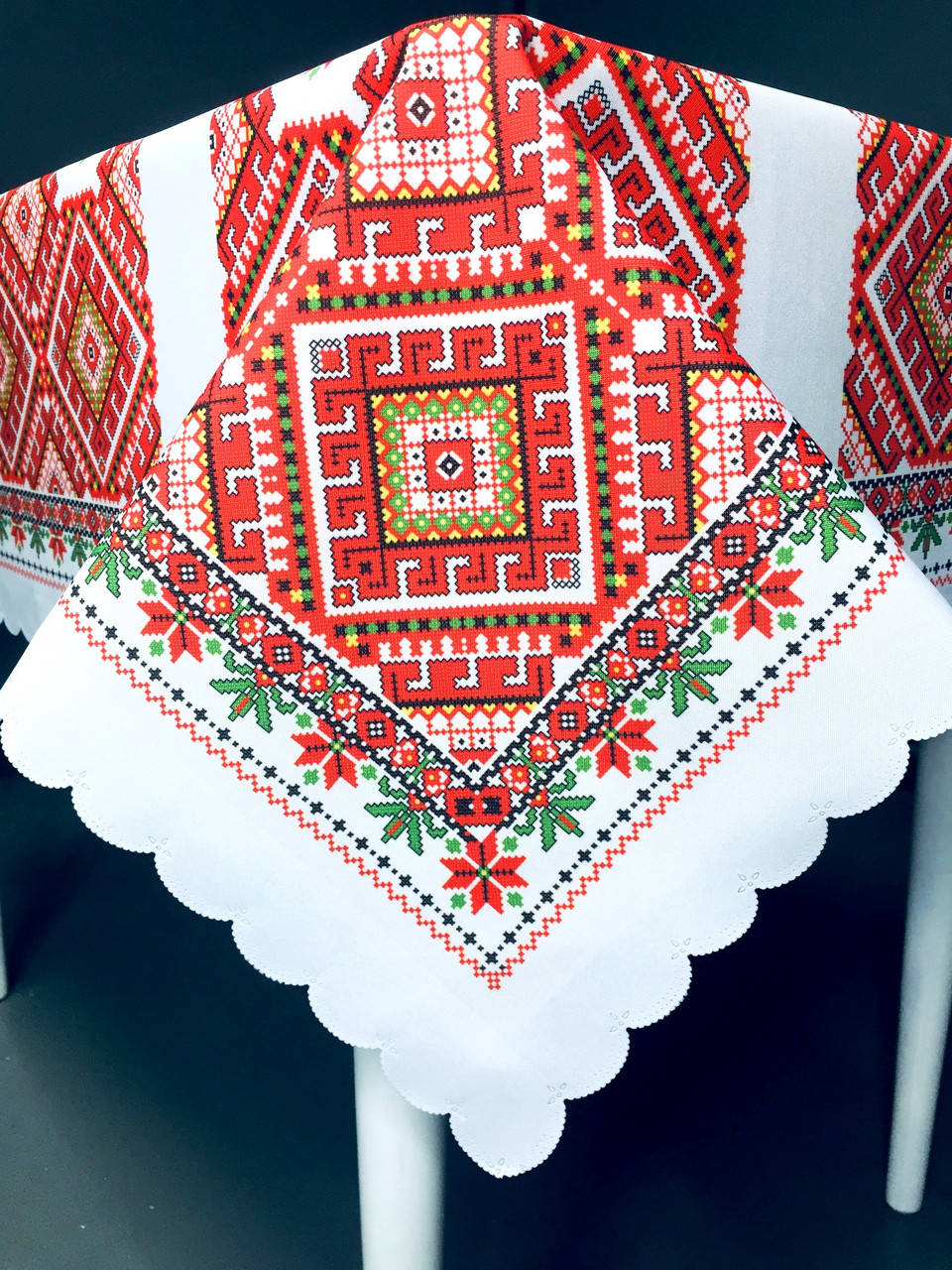 

Скатерть с украинским орнаментом, Белый