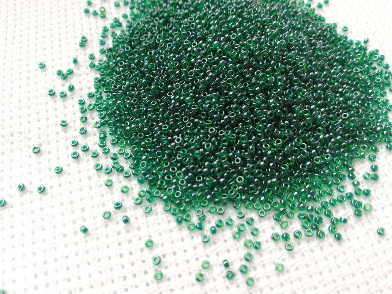 

Мiyuki 15/0 круглий 2241 Lined Emerald Luster