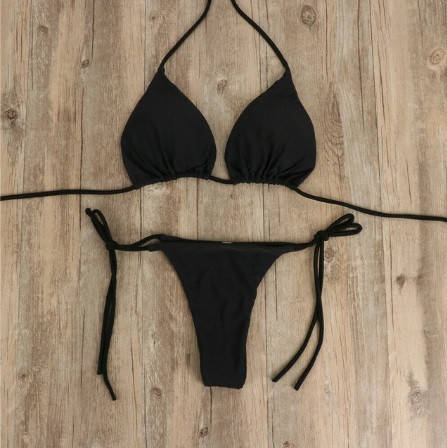 

Черный купальник стрингами - 40 размер, чашка А, плавки сзади бикини