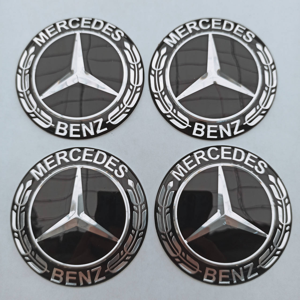 

Наклейка выпуклая на колпачок диска Mercedes Benz черная 65 мм, Синий