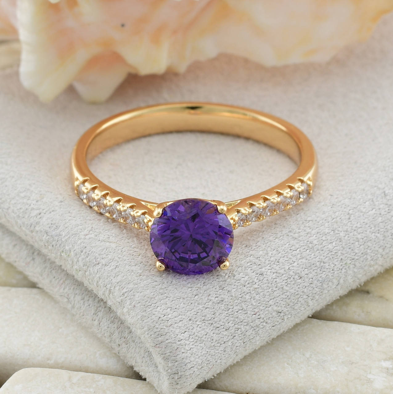 

Кольцо Xuping 30075 ширина 5 мм сиреневые фианиты позолота 18К размер 19