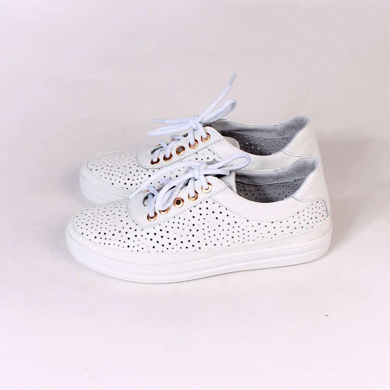 

Кеди Перфоровані * Білі / Кеды Перфорированные *Белые