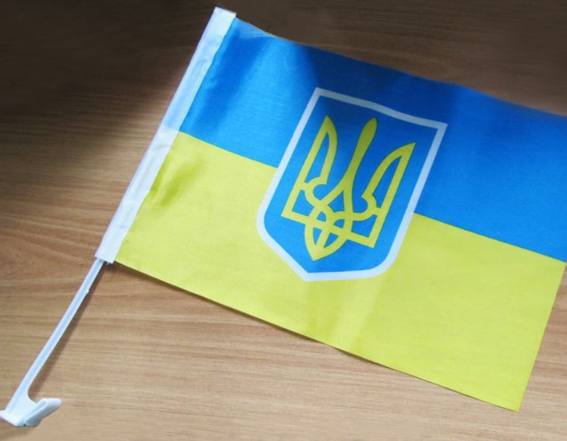 

Автомобильный флаг Украины с гербом на флагштоке 30х45 см. Прапор Укаїни жовто-блакитний на паличці