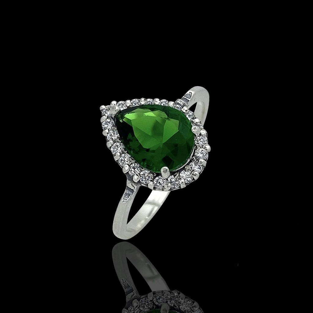 

Кольцо из серебра с зеленым камнем в форме капли