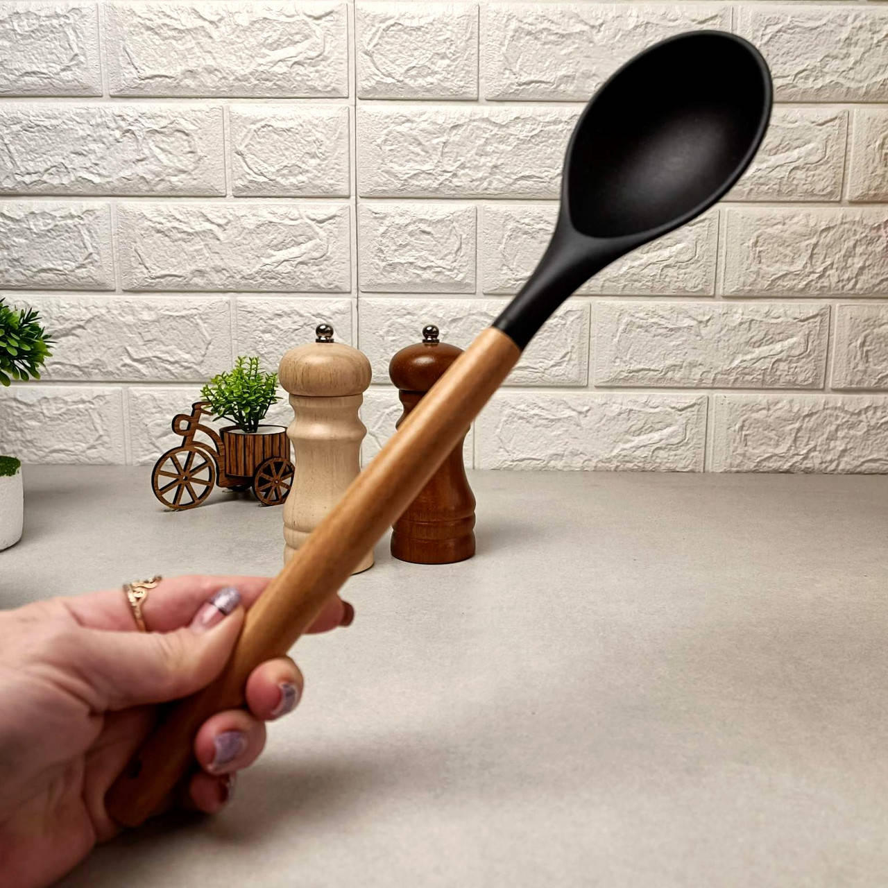 

Кухонная силиконовая ложка с деревянной ручкой 32*7.2 см