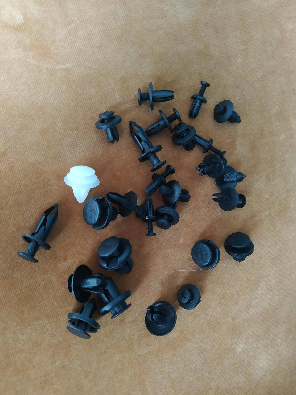 

Набор пластиковых крепежных автомобильных клипс 27 шт .