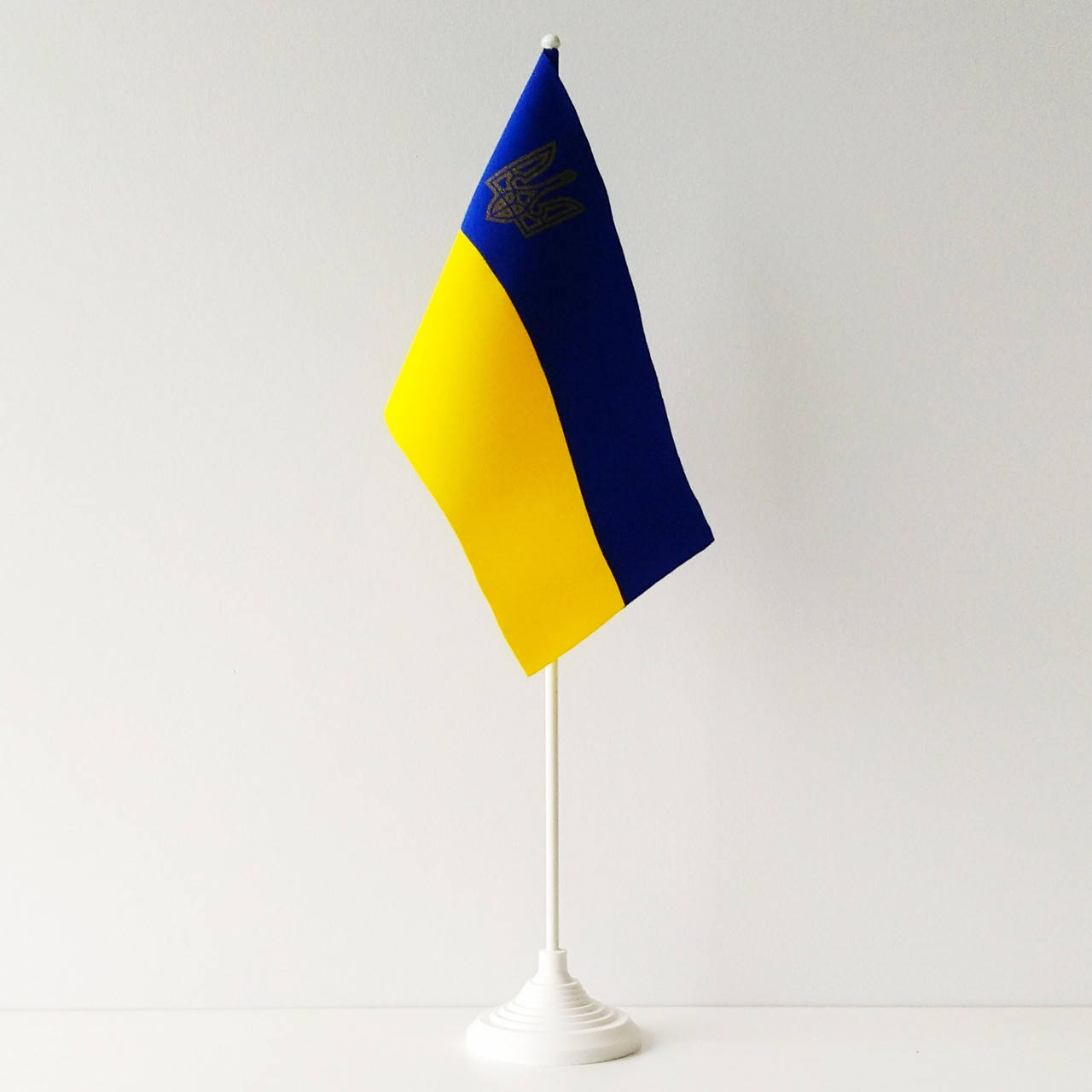 

Флажок (прапорець) Украины с гербом на подставке , габардин , 12*18 см.