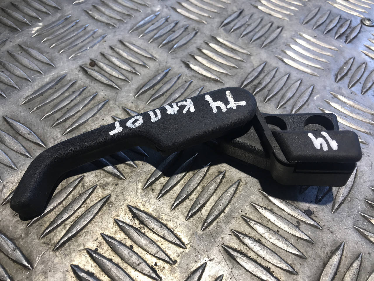 

Ручка открывания капота VOLKSWAGEN TRANSPORTER T4 1990-2003 192823533