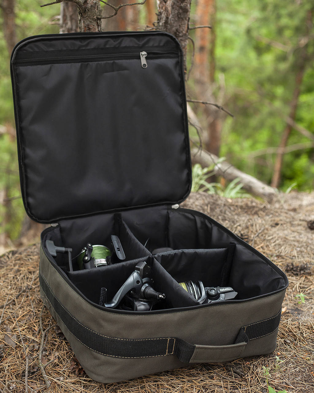 

Сумка для 4-х катушек 10000 - 16000 полужёсткая Fisher (39х39х14 см.)