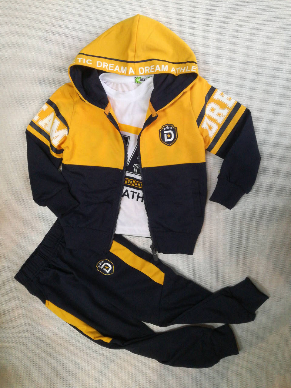 

Спортивный костюм тройка для мальчика 6-7 лет на рост 122