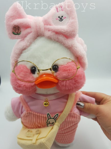 

Мягкая игрушка уточка "Cafe-mimi duck" в розовом комбинезоне с повязкой на голове, Белый