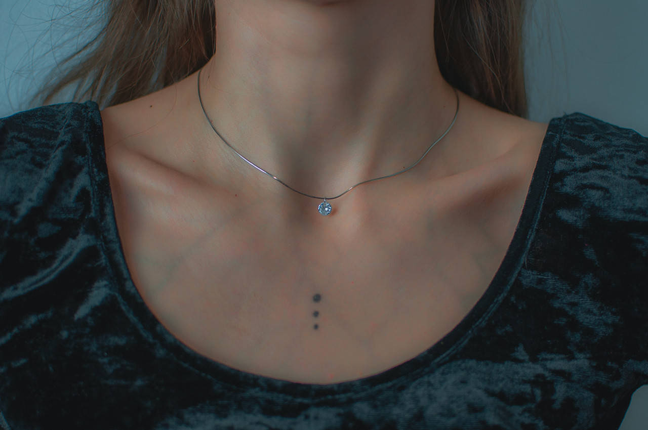 

Цепочка-жгут серебряная тонкая с камнем, короткая цепочка по шейке, серебро 925 пробы, длина 36+8 см