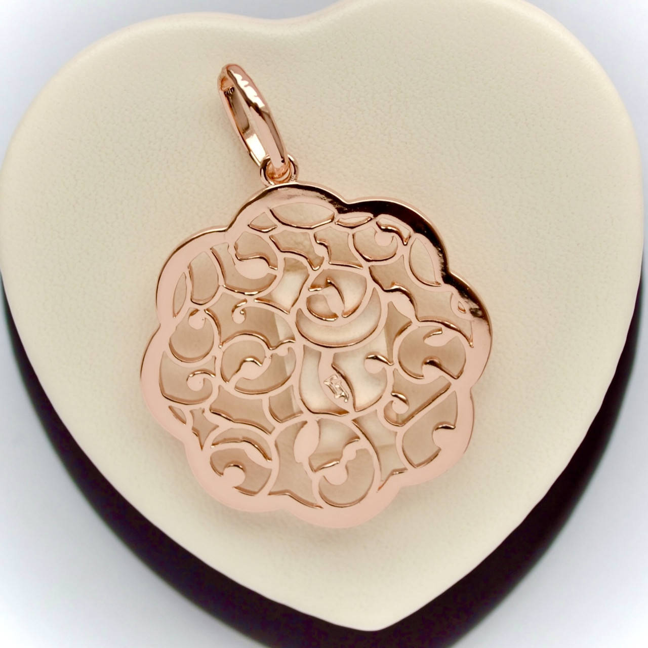 

Круглый резной кулон позолота 18к.