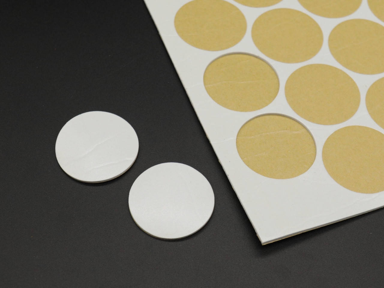 

Двухсторонняя липкая крепежная лента. 2мм толщина. Цвет белый. 40мм. 42шт/аркуш