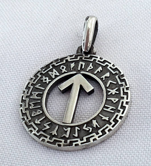 

Руна Тейваз (Тир) в Руническом Круге скандинавский оберег из серебра 925й пробы