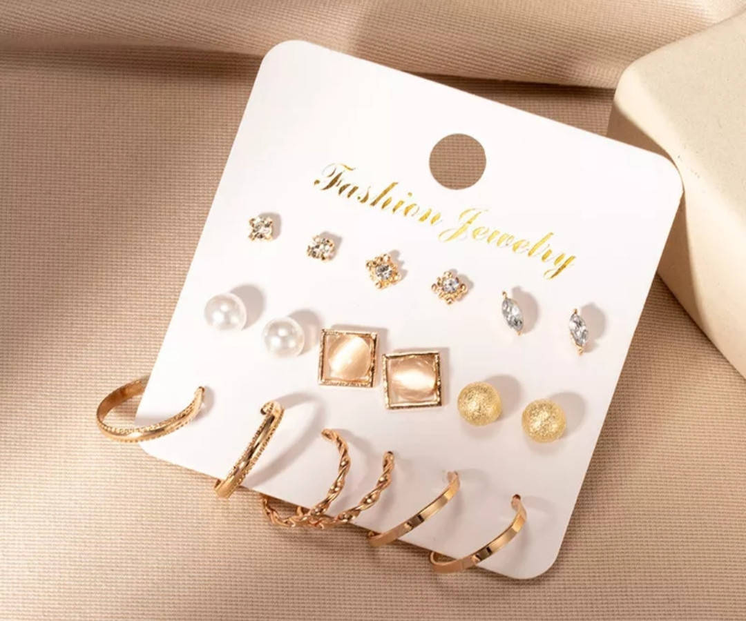 

Набор сережек 9 пар, кольца и бусины в золотом цвете и бусины искусственного жемчуга