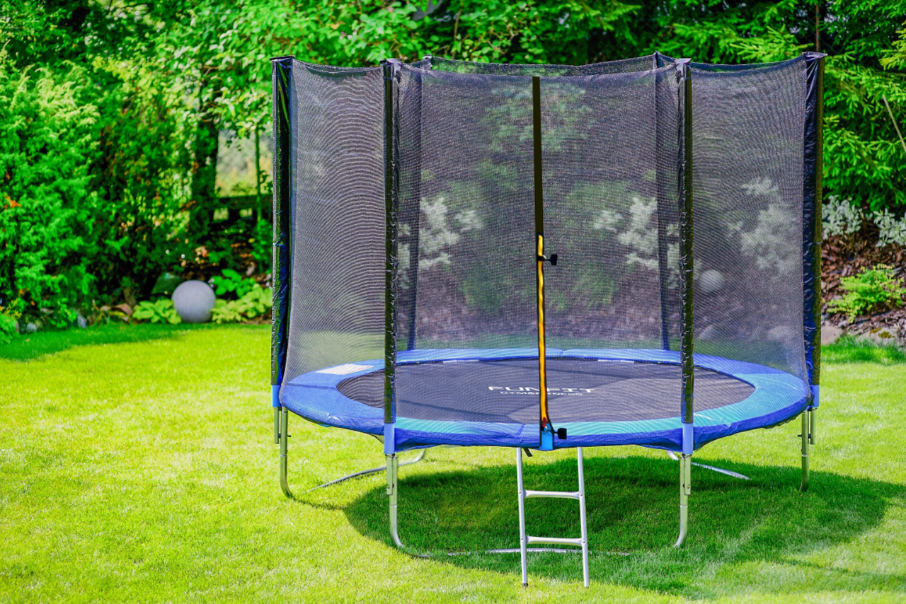 

Батут FunFit 8 ft., 252 см с защитной сеткой и лестницой