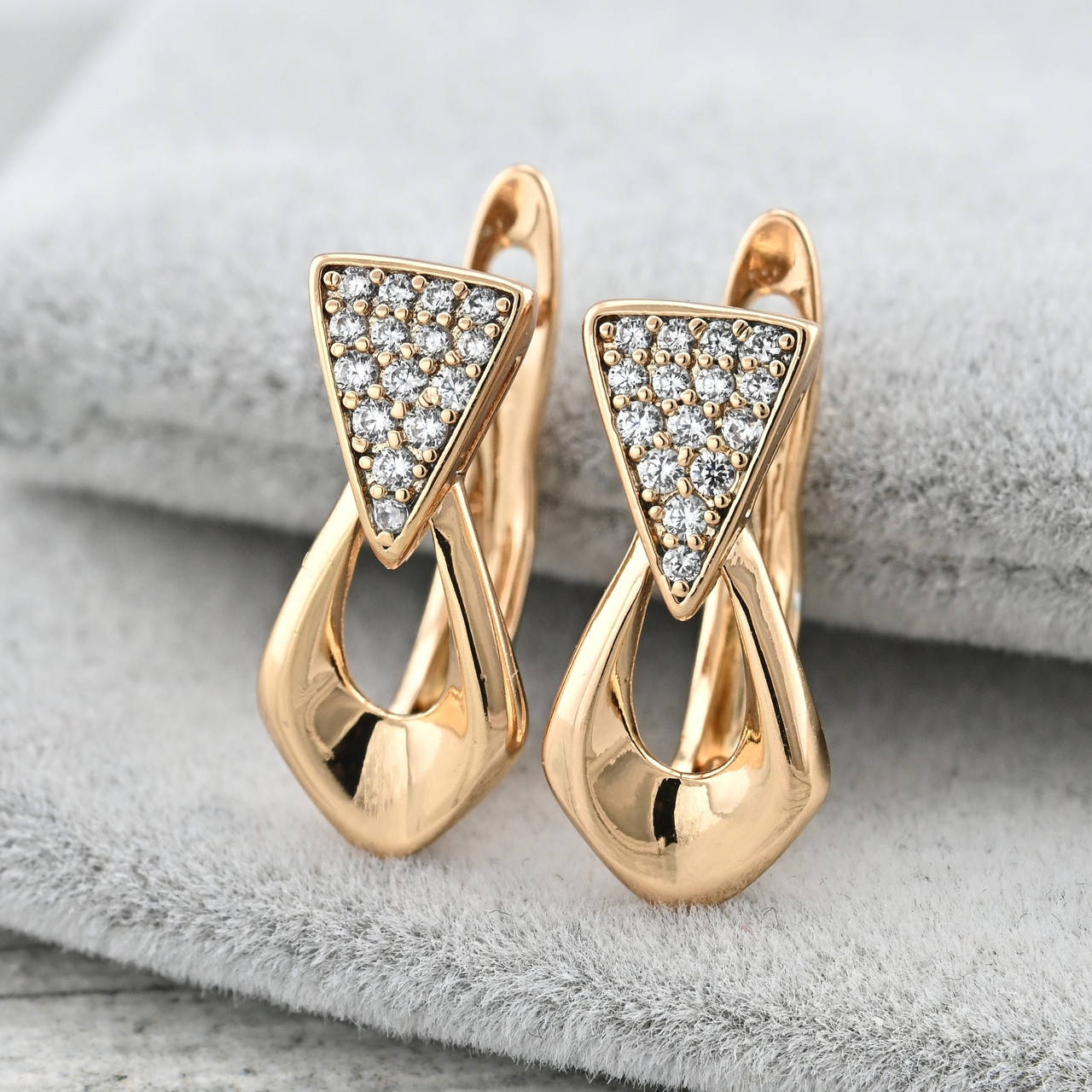 

Серьги Xuping 35514 размер 17х8 мм белые фианиты вес 2.3 г позолота 18К